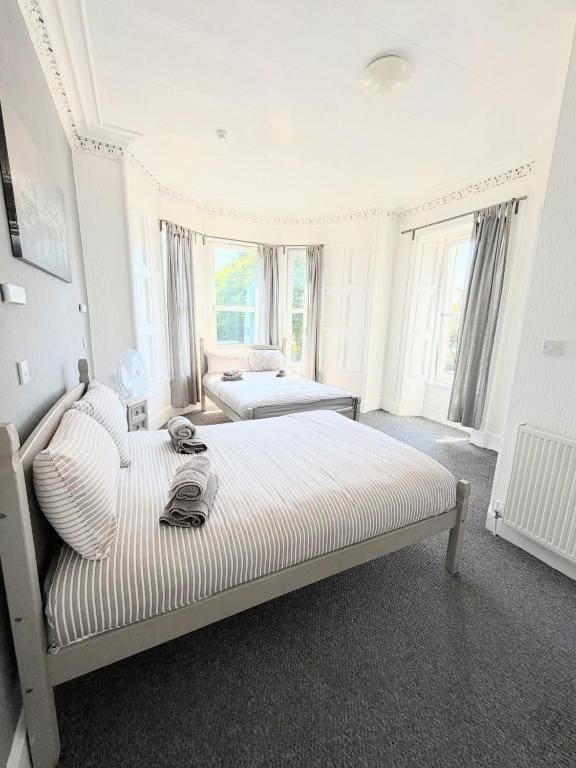 Quadruple Room with Private Bathroom room - Image 1
