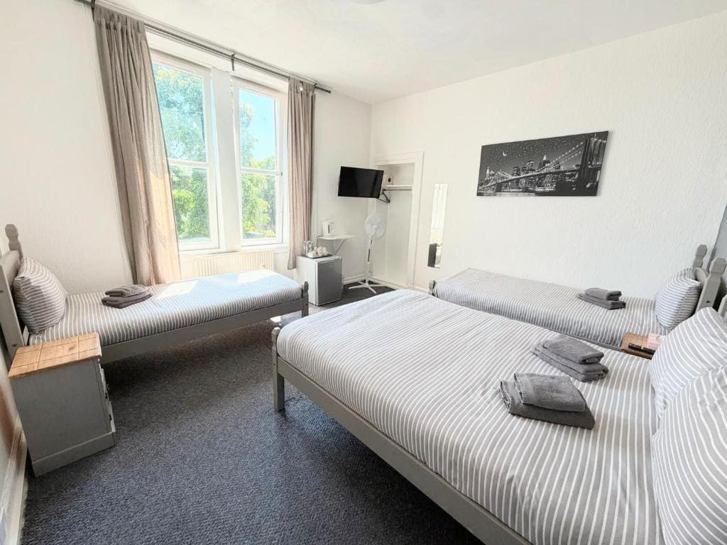 Quadruple Room with Shower room - Image 3