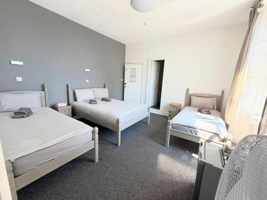 Quadruple Room with Shower room - Image 2