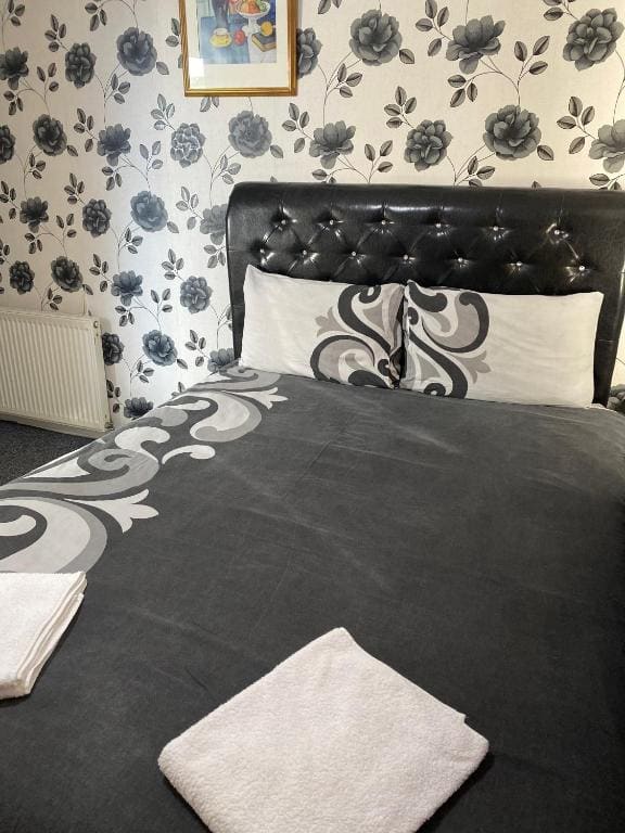 Deluxe Double Room with Shower room - Image 2