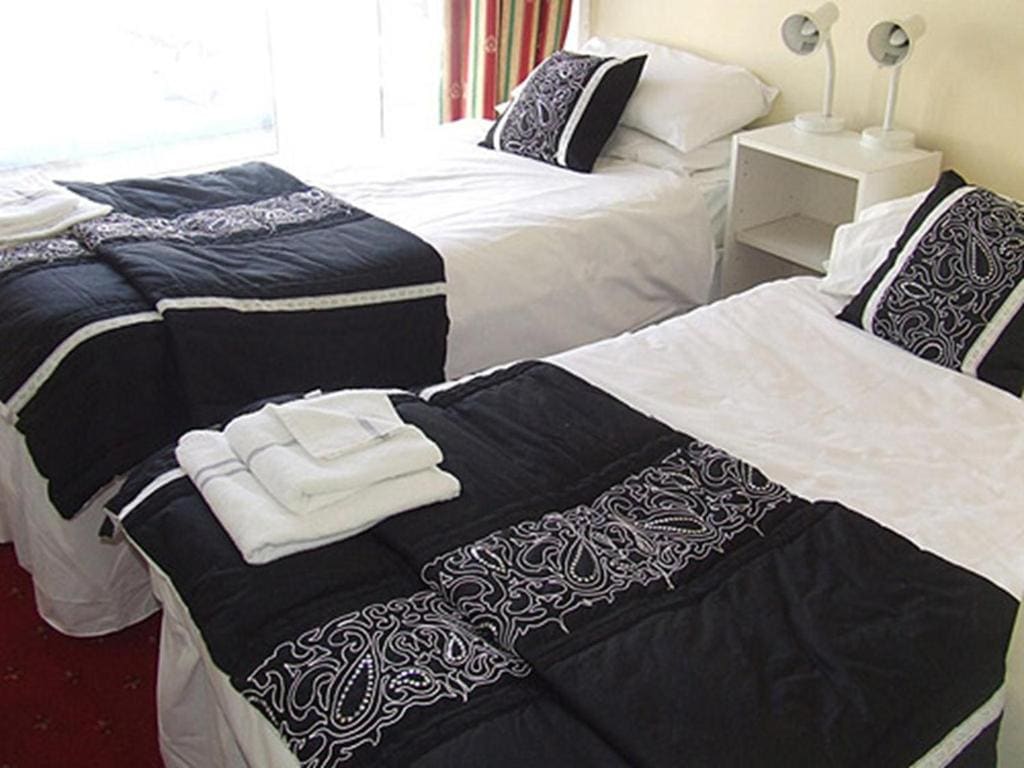 Twin Room with Shower room - Image 2