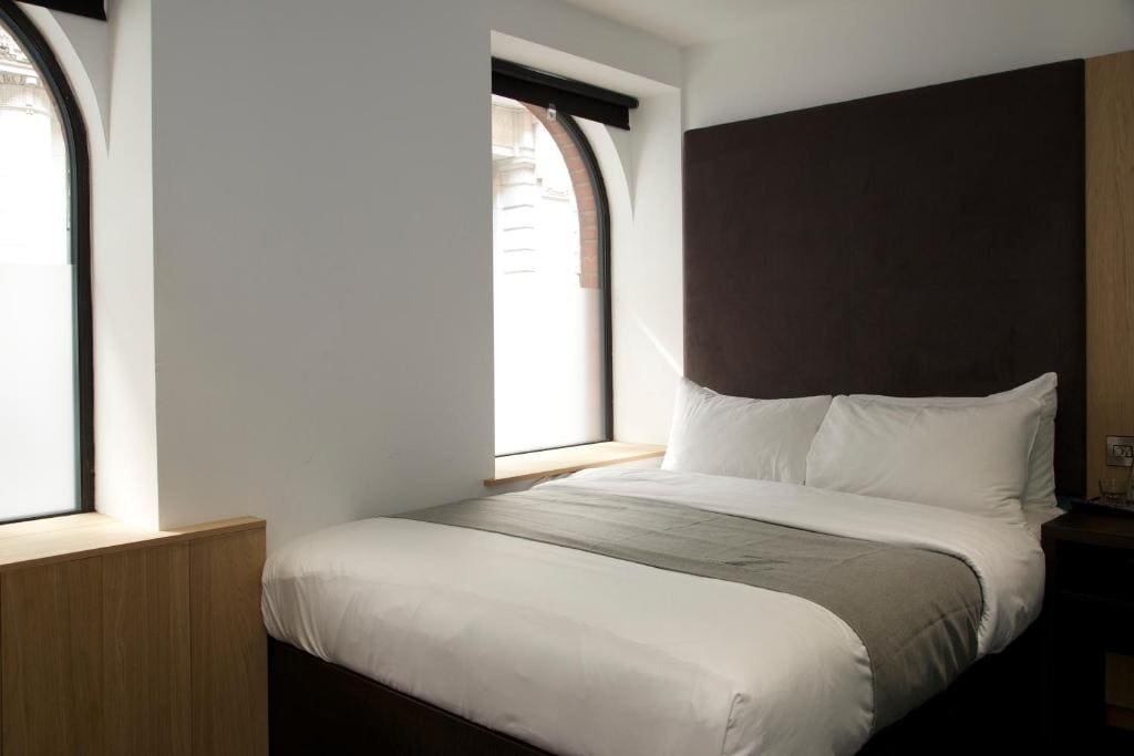 Club Queen Room room - Image 1