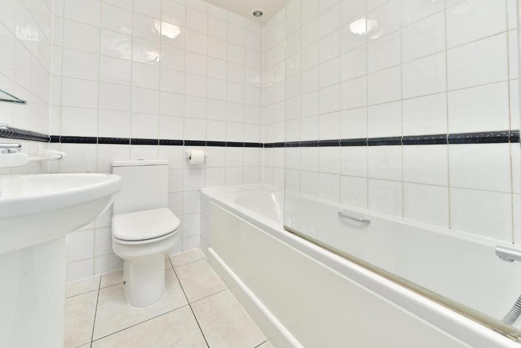 Superior En Suite Quadruple Room room - Image 2