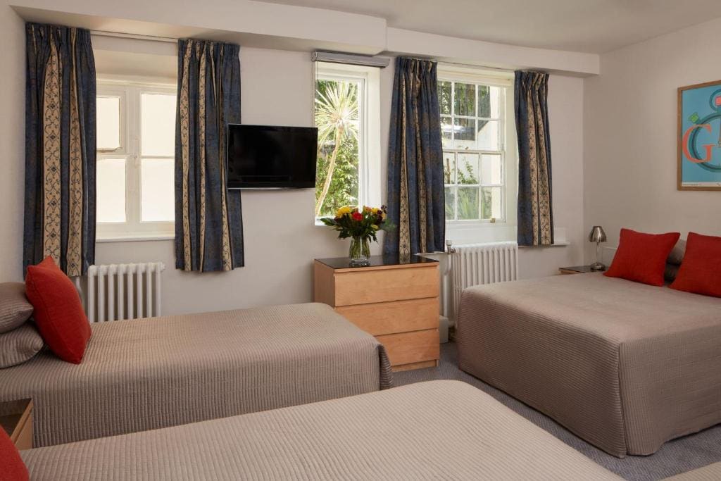 En Suite Quadruple Room room - Image 3