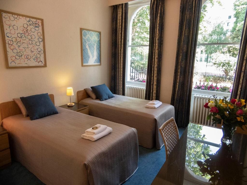 En Suite Twin Room room - Image 1