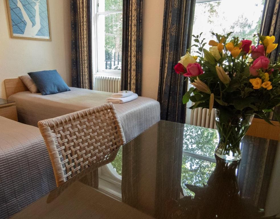 En Suite Twin Room room - Image 3