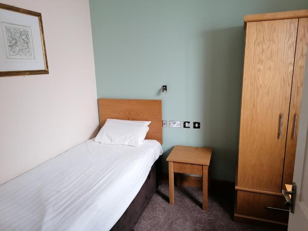 Single Room with Bathroom room - Image 1