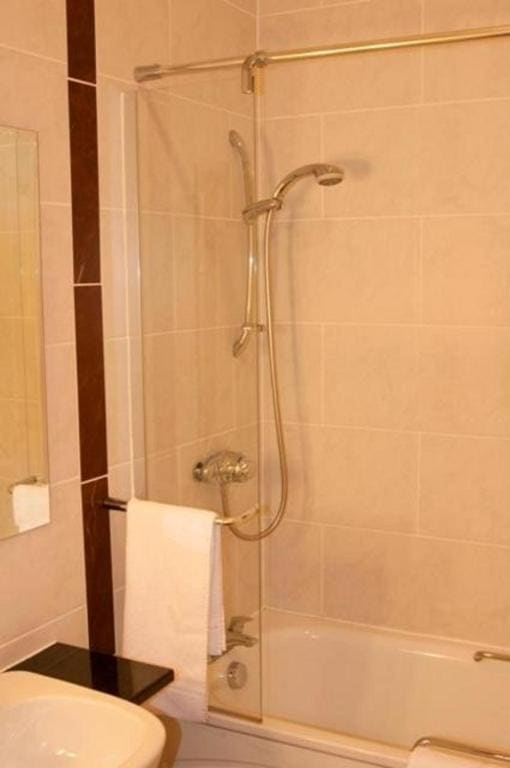 Single Room with Bathroom room - Image 2