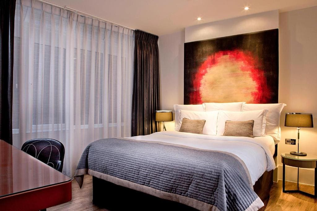 Deluxe, Larger Guest room, 1 Queen room - Image 2