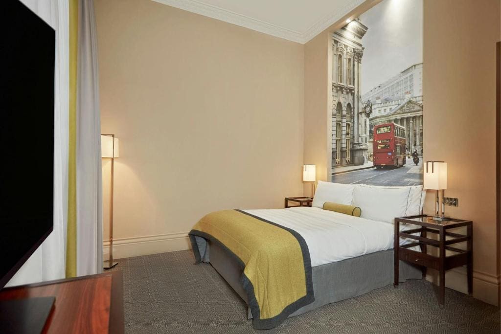 Deluxe, Larger Guest room, 1 Queen room - Image 3