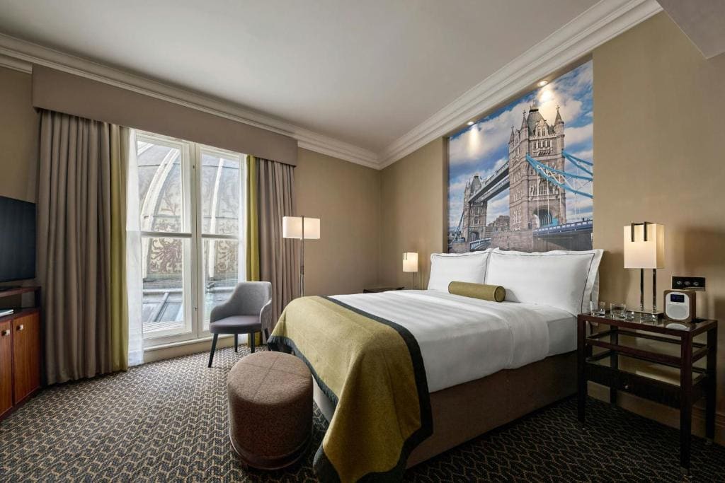 Deluxe, Larger Guest room, 1 Queen room - Image 1