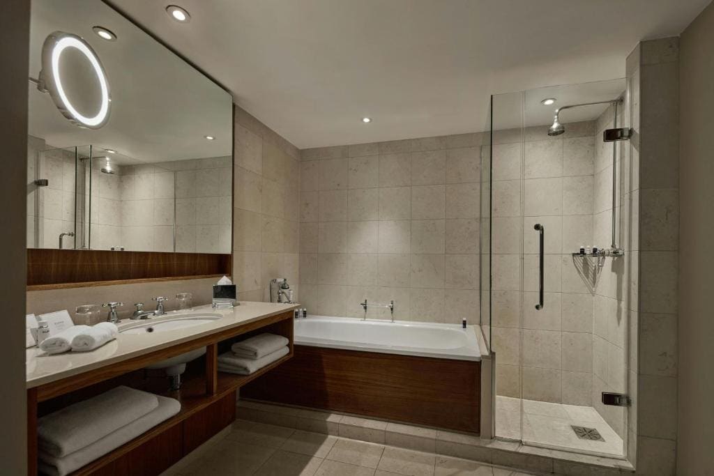 Suite, 1 Bedroom Suite, 1 King room - Image 1