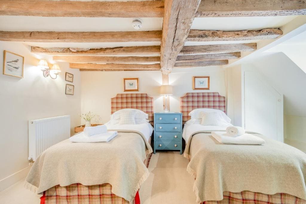 Standard Twin Room room - Image 3