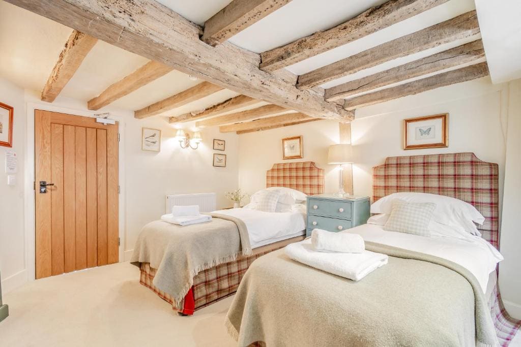 Standard Twin Room room - Image 1