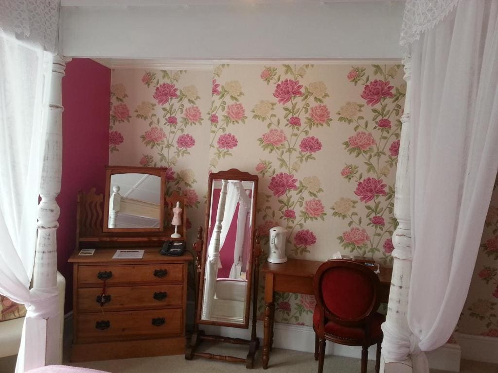 Double Room with Four Poster Bed room - Image 3