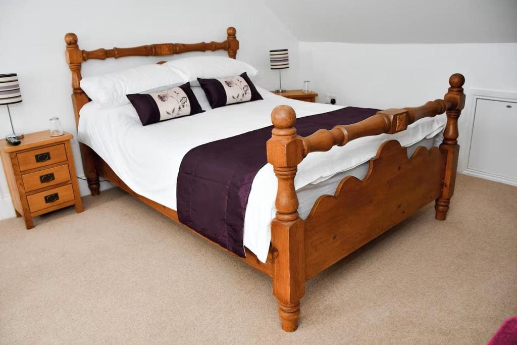 Large Double with Private Bathroom room - Image 1