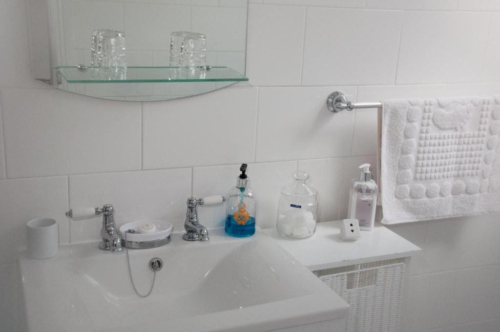 Large Double with Private Bathroom room - Image 2