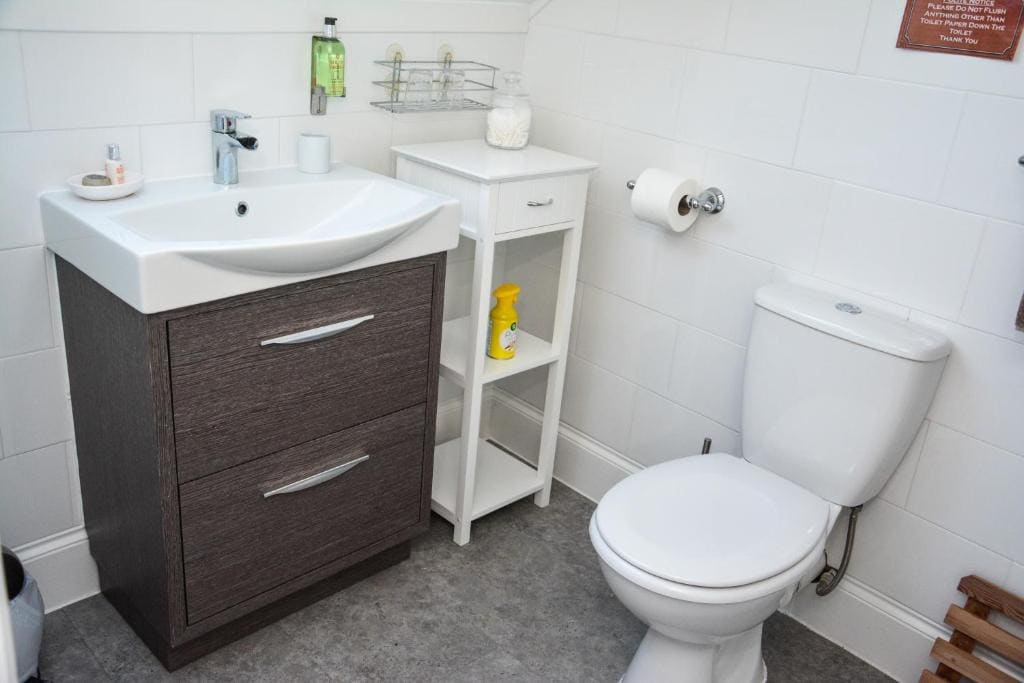 Twin Room with Private Bathroom room - Image 3