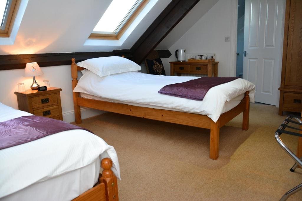 Twin Room with Private Bathroom room - Image 2