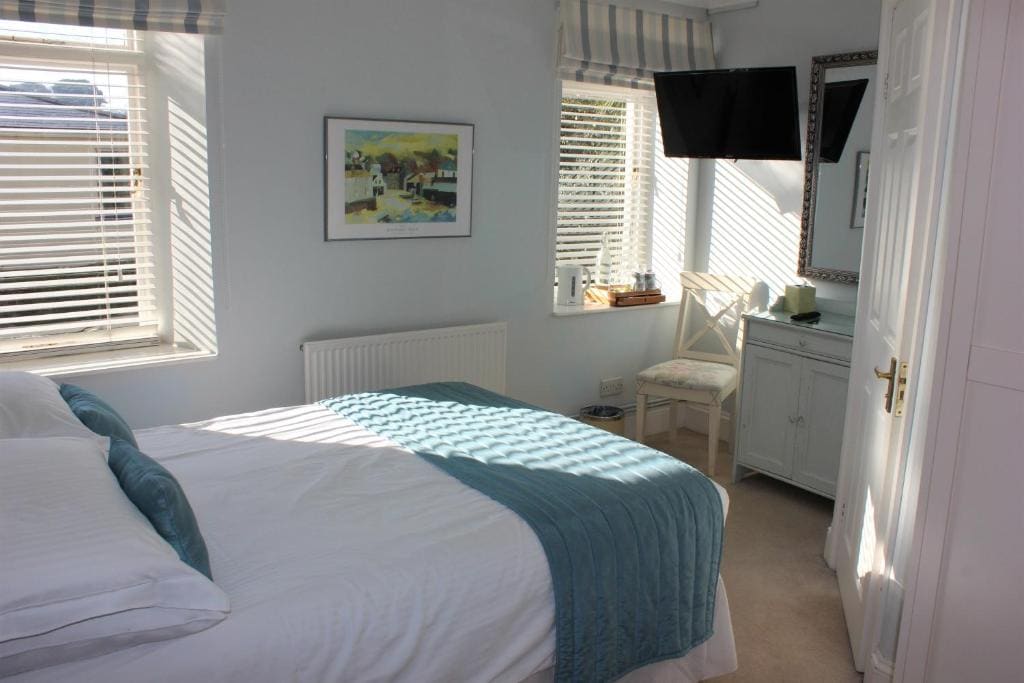 Compact Double Room with En-Suite room - Image 3