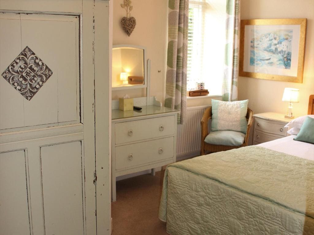 Compact Double Room with En-Suite room - Image 1