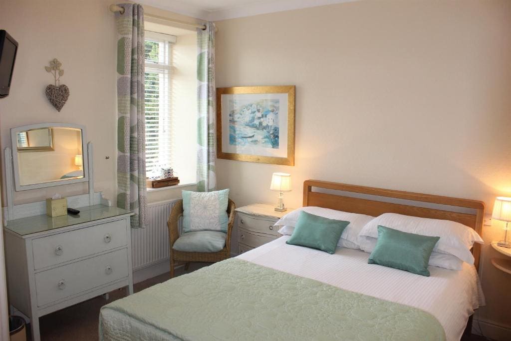 Compact Double Room with En-Suite room - Image 2