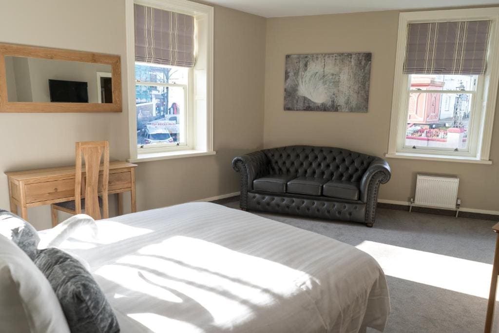 Deluxe Family Room room - Image 2