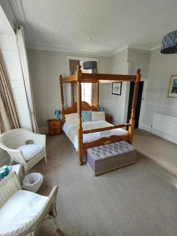 Spacious Four Poster Double Room room - Image 2