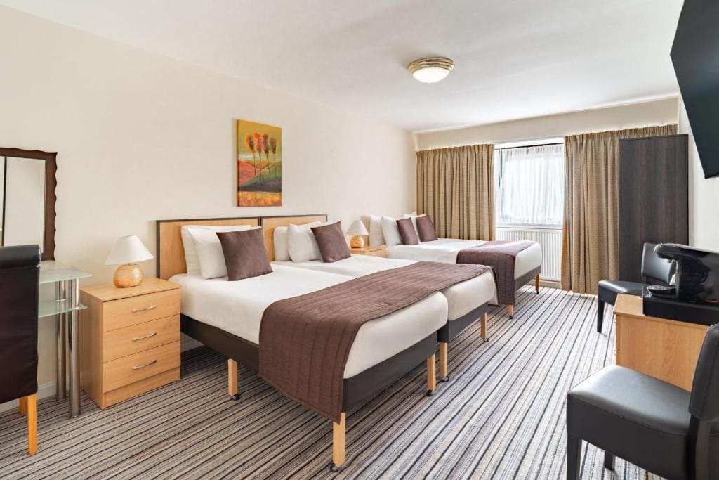 Standard Family Room room - Image 2