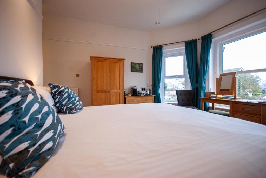 Deluxe Double Room with Shower room - Image 2