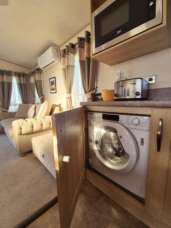 Mobile Home room - Image 2