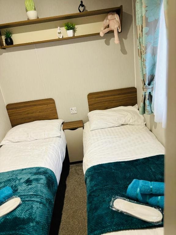 Three-Bedroom Apartment room - Image 1