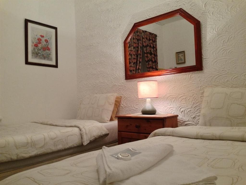 Twin Room with Private Bathroom room - Image 2