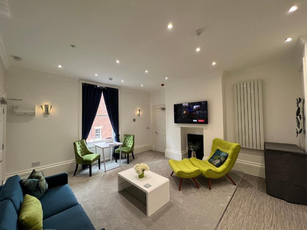 One-Bedroom Apartment room - Image 1