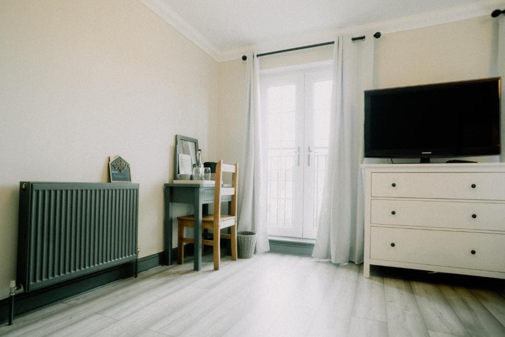 Standard Double Room with Shared Bathroom room - Image 3