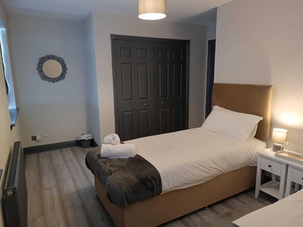 Standard Twin Room with Shared Bathroom room - Image 2