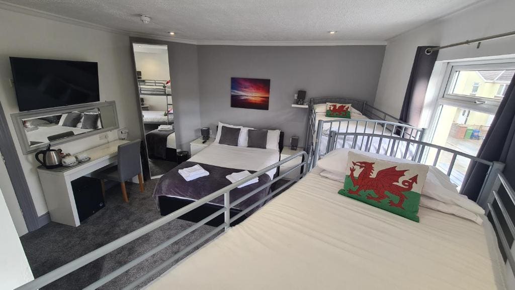 Family Room with Mountain View room - Image 2
