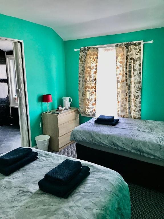 Comfort Triple Room with Shower room - Image 3