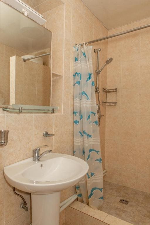 Triple Room with Shared Bathroom room - Image 3