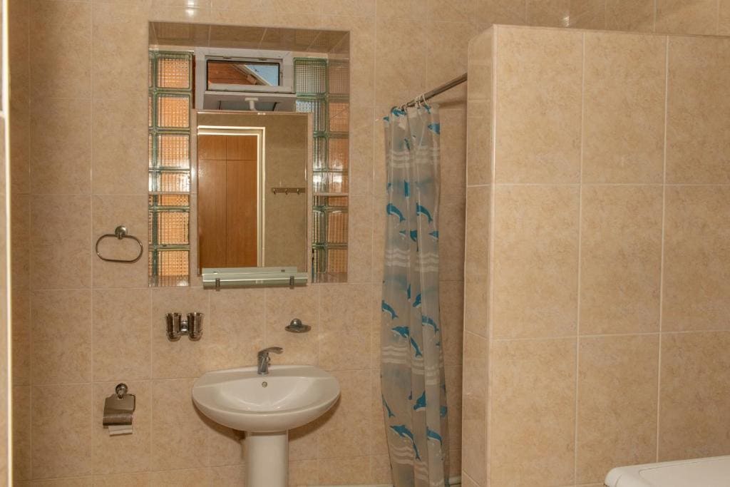 Triple Room with Shared Bathroom room - Image 2