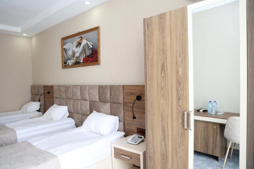 Family Room room - Image 3