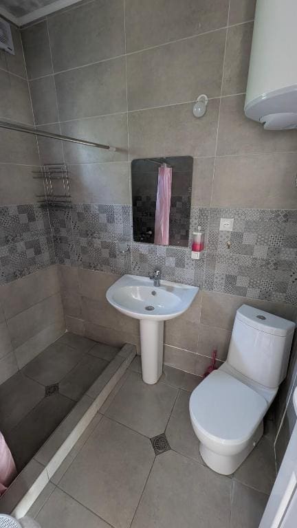 Twin Room with Bathroom room - Image 2