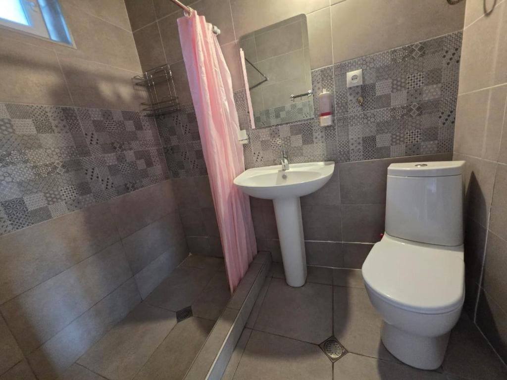 Twin Room with Bathroom room - Image 3