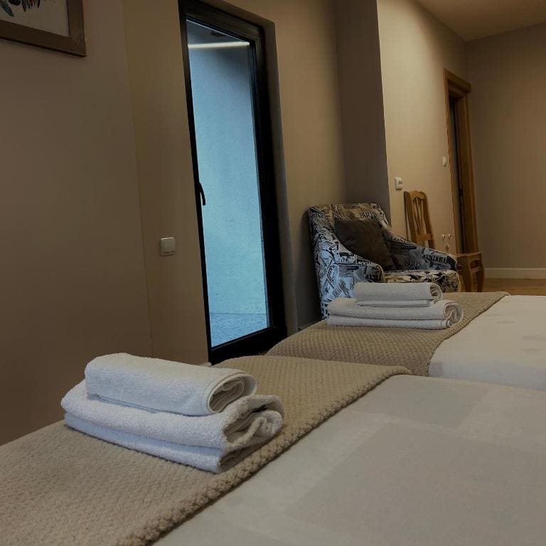 Twin Room with Bath room - Image 3