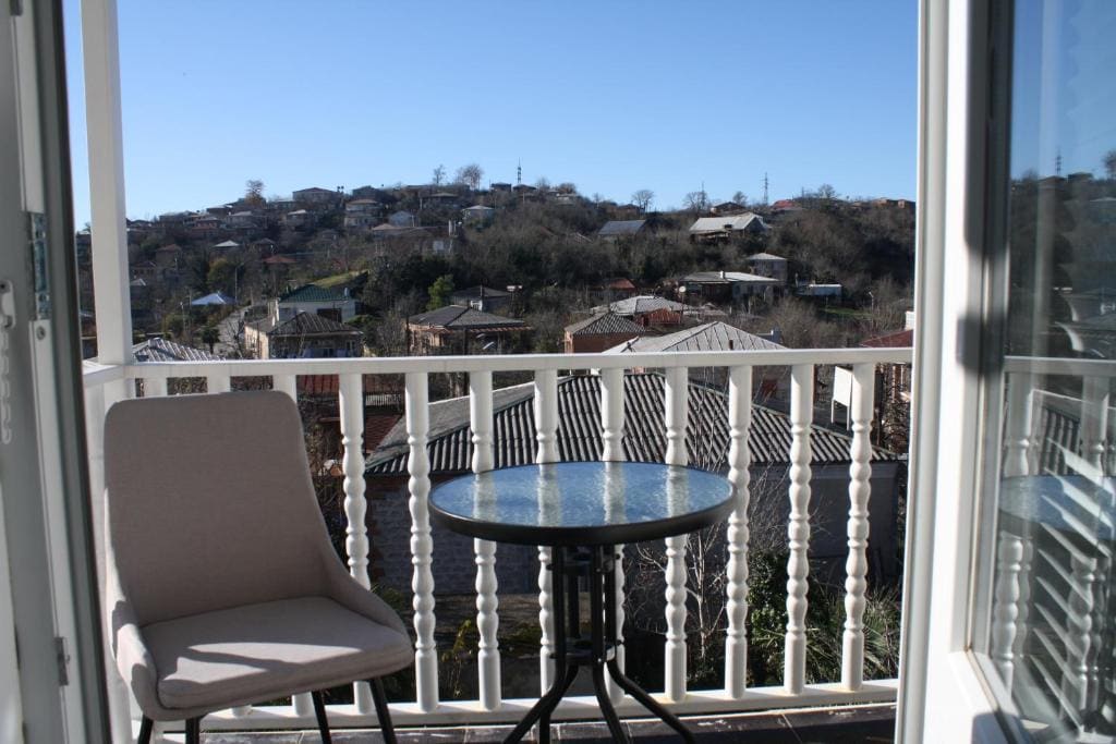 Family Room with Balcony room - Image 3