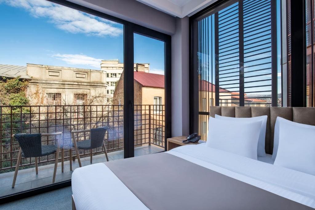 Double Room with Balcony room - Image 3