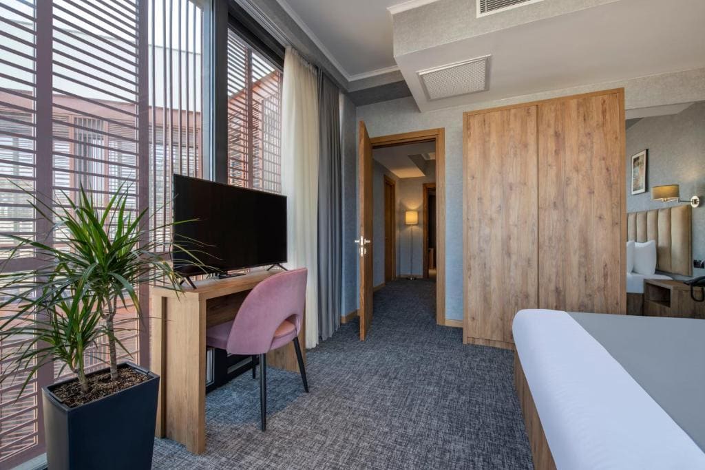 King Suite with Balcony room - Image 2
