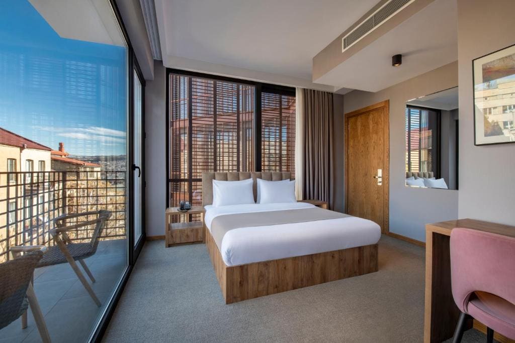 Double Room with Balcony room - Image 2