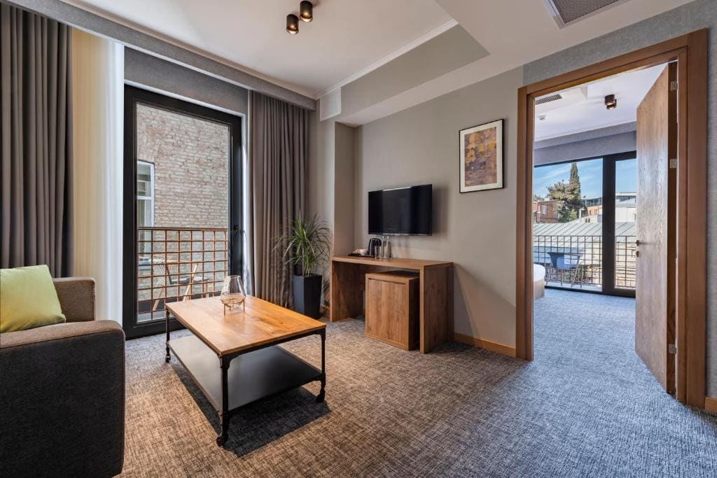 King Suite with Balcony room - Image 3