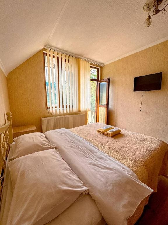 Family Room with Balcony room - Image 3